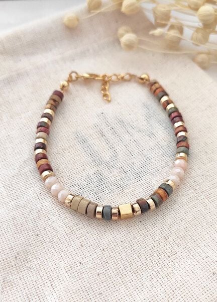 noca Vergoldetes Messingarmband mit Perlen in warmen Naturtönen von noca