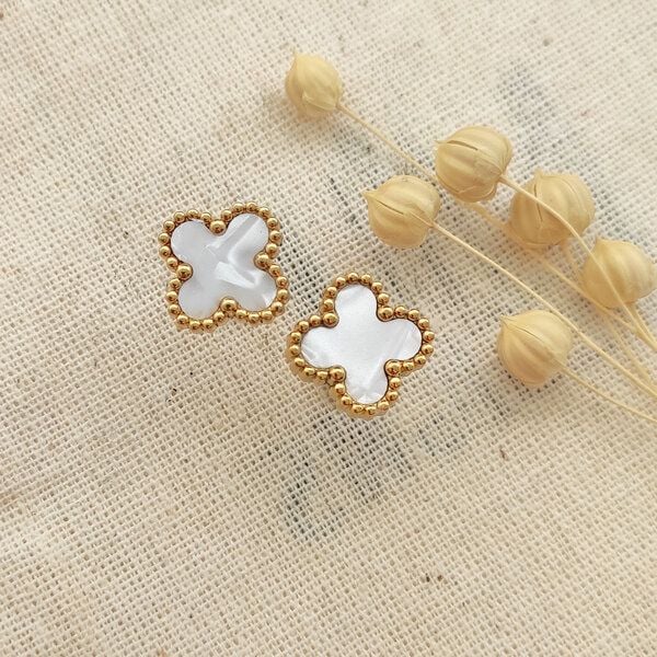 noca Vergoldetes Messingarmband mit weißem Emaille-Kleeblatt-Detail von noca