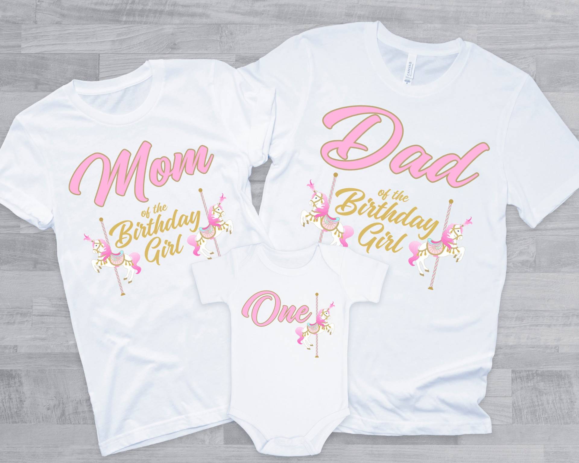 Karussellpferd Familien-T-Shirts Für Ihre Geburtstagsfeier - Rosa Und Goldenes Mädchen, Karussellpferd-Geburtstagskind, Mutter, Vater, Nana, Papa von noellebydesign