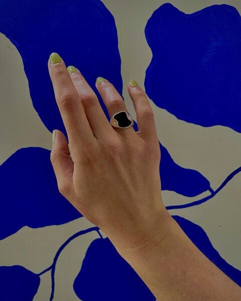 noemvri fashion label asymmetrischer Siegelring silber mit schwarzer Plexiglas Platte von noemvri fashion label
