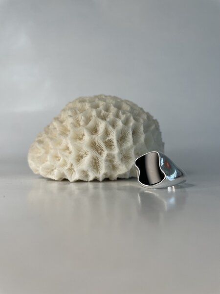 noemvri fashion label asymmetrischer Siegelring silber mit schwarzer Plexiglas Platte von noemvri fashion label