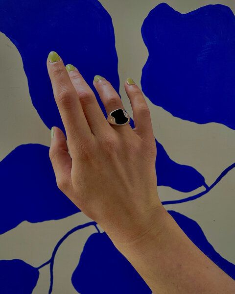 noemvri fashion label asymmetrischer Siegelring silber mit schwarzer Plexiglas Platte von noemvri fashion label