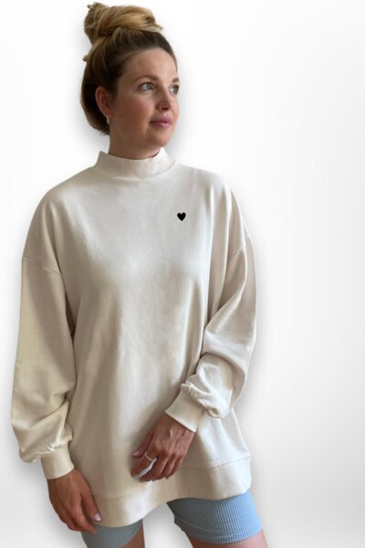 noemvri fashion label oversized Sweatshirt Turtleneck mit einem Herz auf der Brust von noemvri fashion label