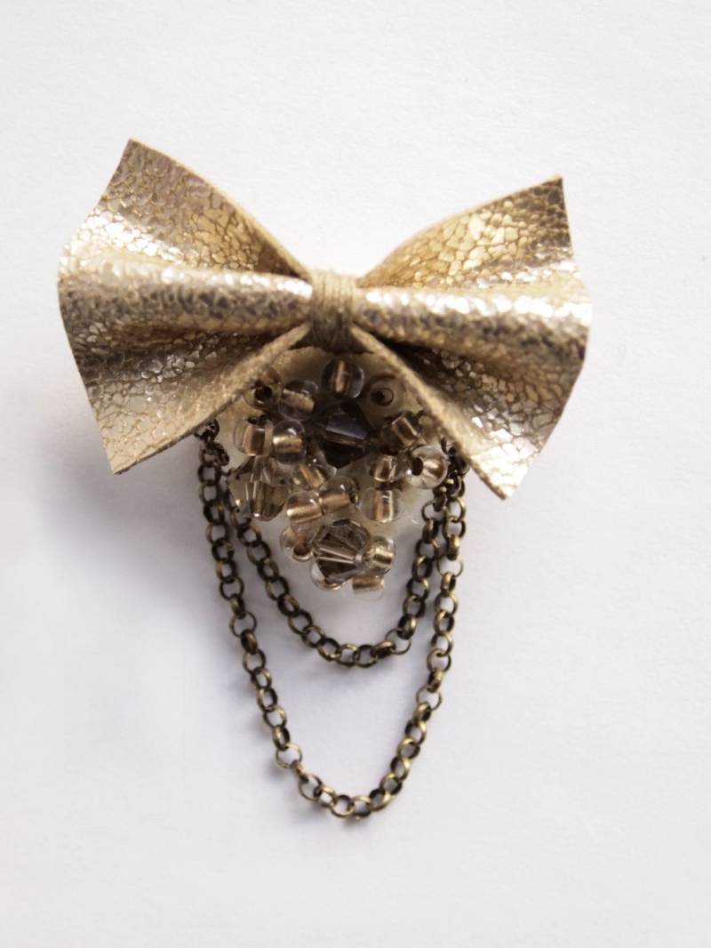 Gold-Perlen-Brosche, Ketten Und Leder-Bogen-Perlen-Cameo Bow, Dienstlich Gold-Perlen-Brosche, Ketten Und Leder-Bogen-Perlen-Cameo Bow, Dienstlich von noeudnoir