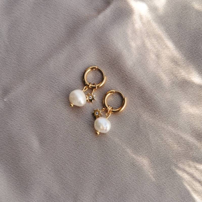 Nohea | 1 Paar Goldene Creolen Mit Zwei Anhängern, Süßwasserperle Und Stern Glitzerstein - Edelstahl, 18 Karat Vergoldet, Perlmutt von noheajewellery