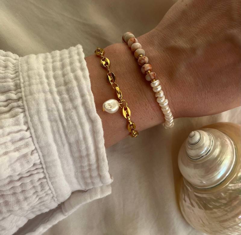 Nohea | Handgemachte Armbänder , Alani' Mit Süßwasserperlen Und Natursteinen | Calcit , Goldene Details, Rosa, Perlmutt, Geschenkidee von noheajewellery
