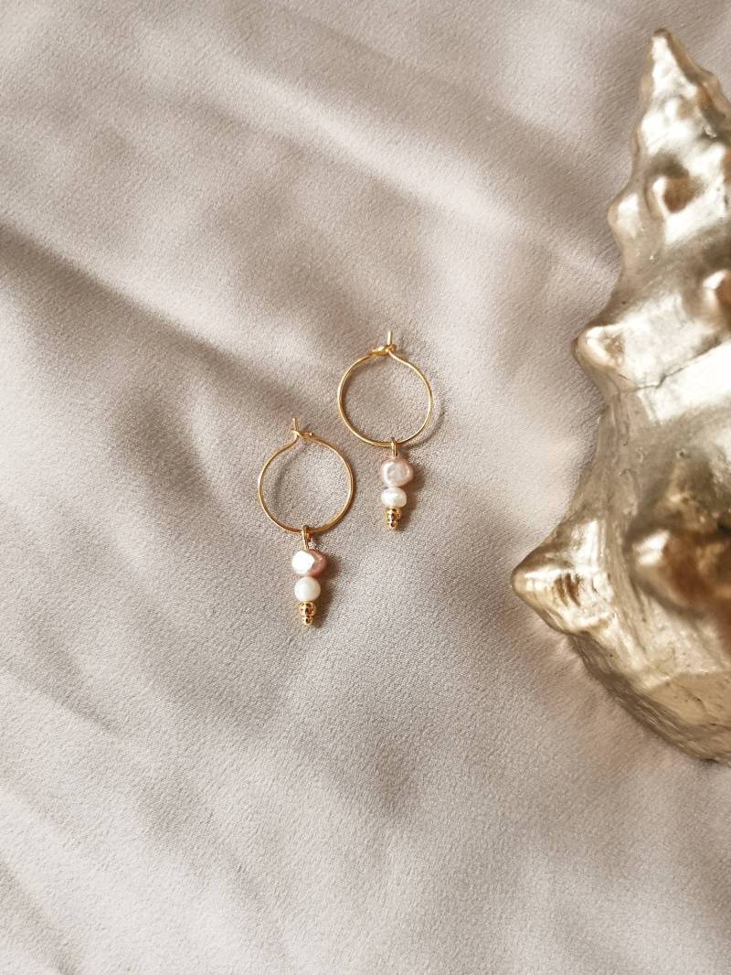 Nohea | Handgemachte Goldene Ohrringe/Creolen Mit Süßwasserperlen, Rosa Und Perlmutt, Edelstahl von noheajewellery