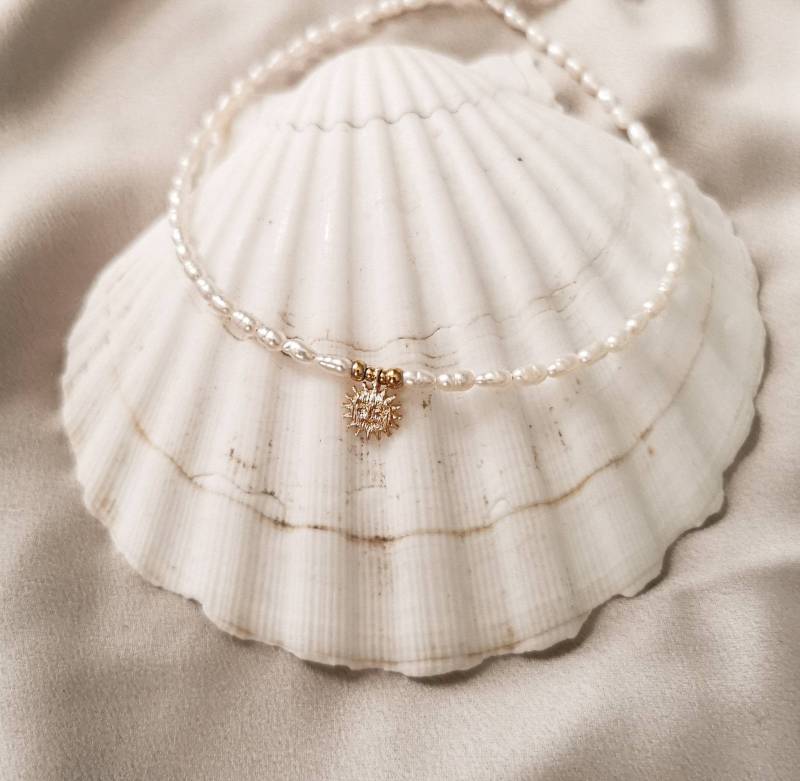 Nohea | Handgemachte Halskette "Ohana' Mit Süßwasserperlen Und Anhänger - Sonne, Reisperlen, Edelstahl, Perlmutt von noheajewellery