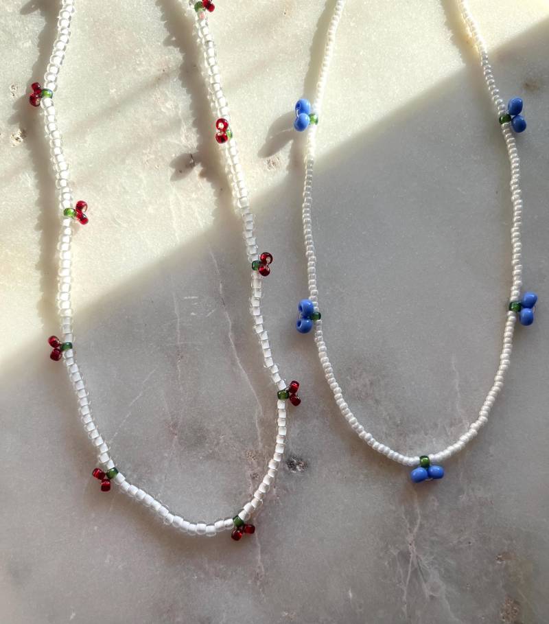 Nohea | Handgemachte Perlenkette Mit Gummizug Und Kleinen Kirschen Oder Blaubeeren, Vergoldeter Edelstahl, Geschenkidee von noheajewellery