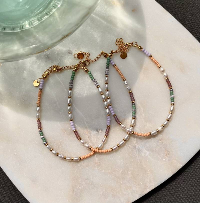 Nohea | Handgemachtes Fußkettchen "Kelani' Mit Bunten Glasperlen, Süßwasserperlen Und Goldenen Details, Geschenkidee von noheajewellery