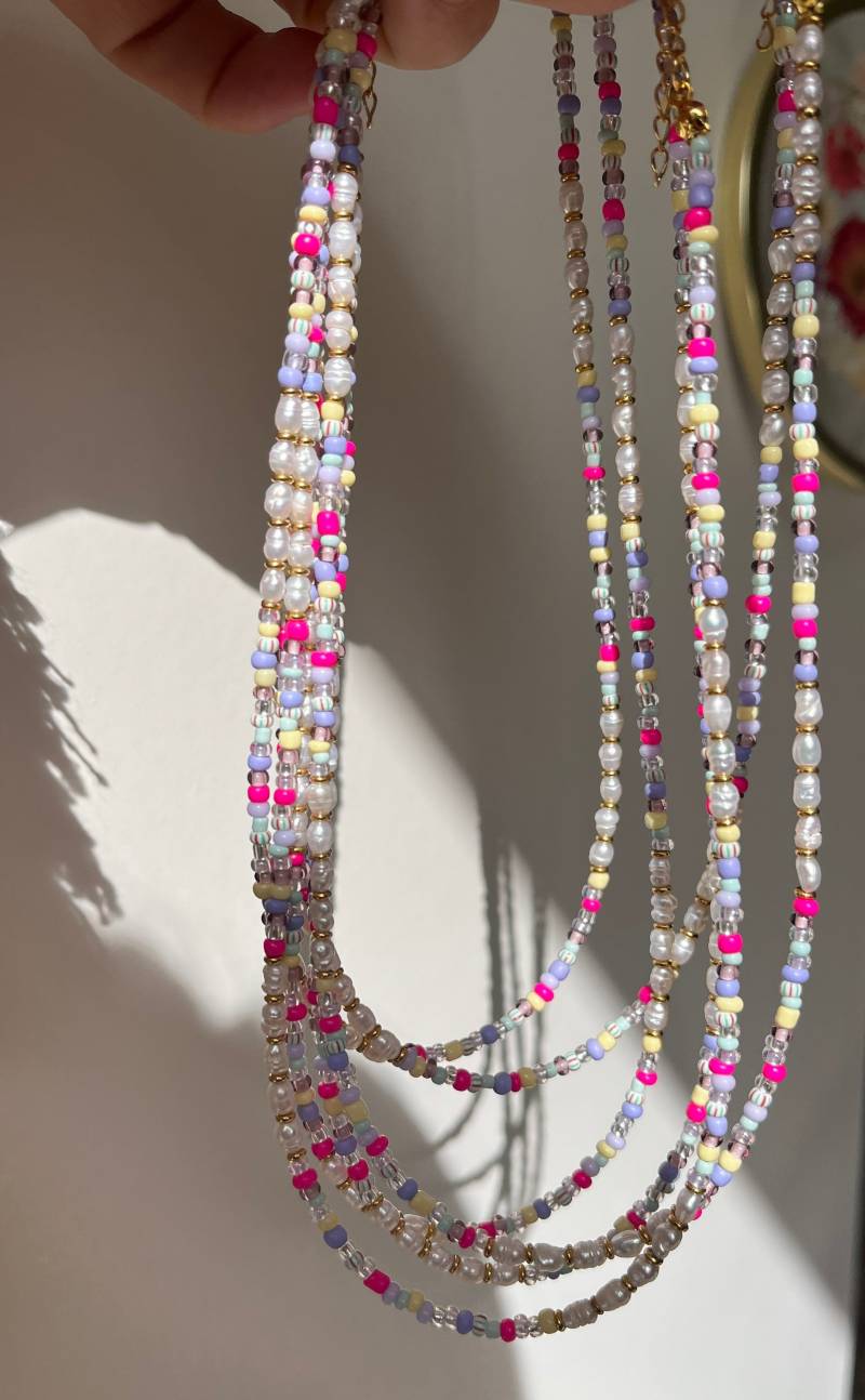 Nohea Spring | Handgemachte Perlenkette ‚Manoa' Mit Bunten Glasperlen/ Süßwasserperlen Und Goldenen Details von noheajewellery