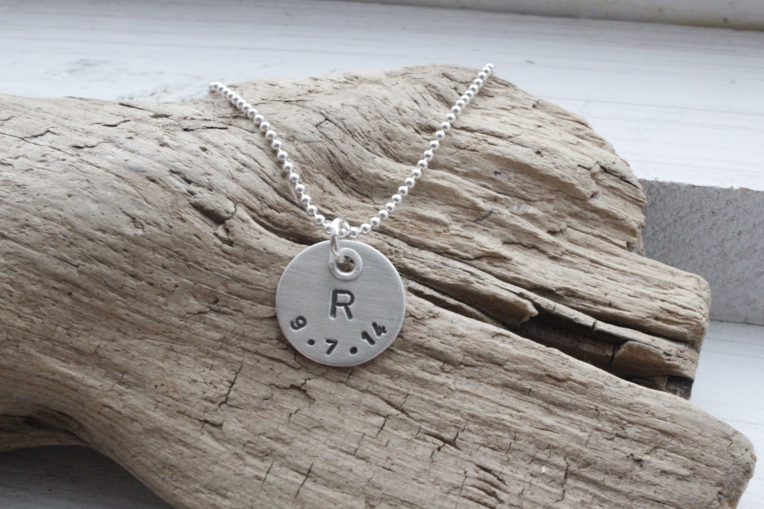 1, 5 cm Initial Und Datum Genietete Halskette, Personalisierte Schmuck, Sterling Monogramm Mama Ursprüngliche Geschenk Für Sie von noisycricket