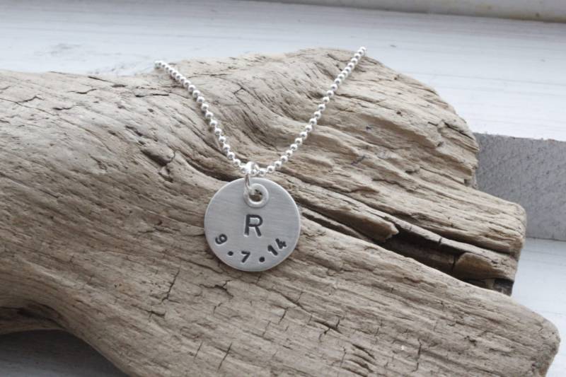 1, 5 cm Initial Und Datum Genietete Halskette, Personalisierte Schmuck, Sterling Monogramm Mama Ursprüngliche Geschenk Für Sie von noisycricket