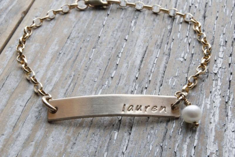 Gold Filled Namensschild Armband, Personalisierte Goldbar Neue Mama Schmuck, Individuelles Namensschild, Personalisiertes Wort, Dünnes Band, Geschenk von noisycricket
