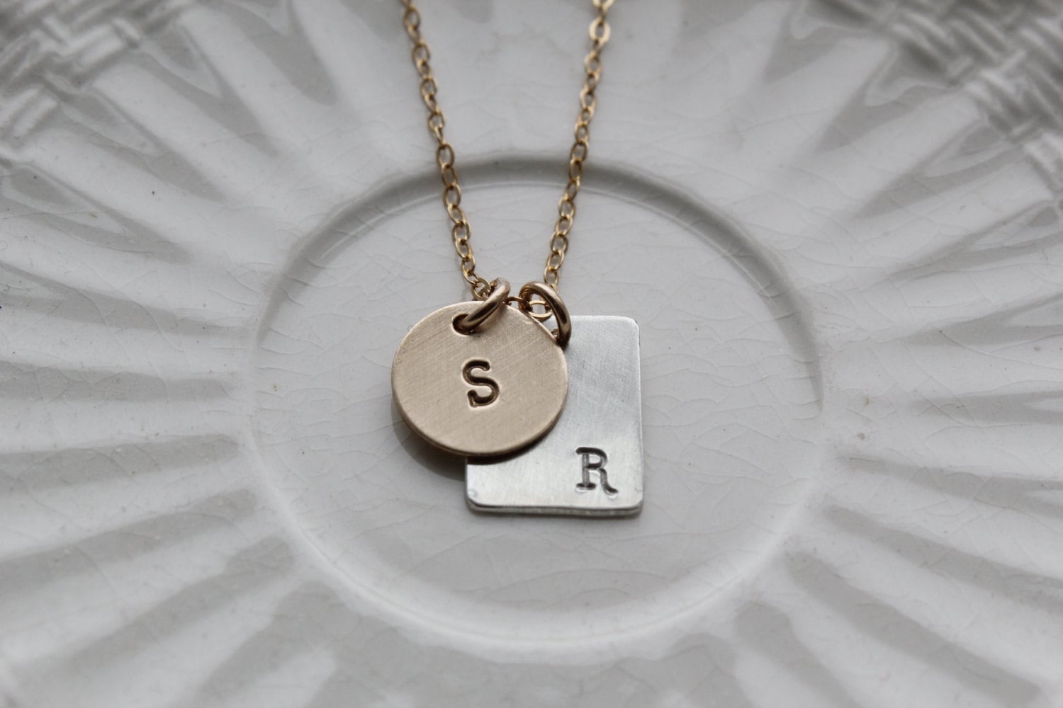 Gold Gefüllte Sterling Charme Halskette, Personalisierte Erste Gemischte Metall Mama Schmuck Individuell Graviert von noisycricket