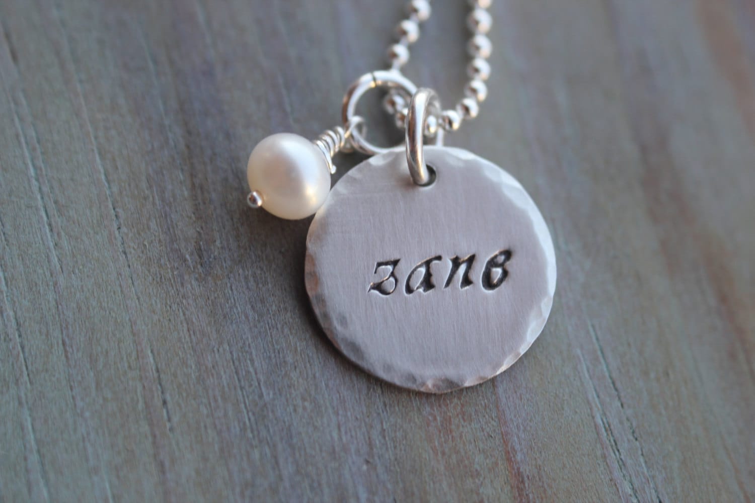 Personalisierte Hand Gestempelt 5/8 "sterling Silber Gehämmert Plättchen Mit Perle von noisycricket