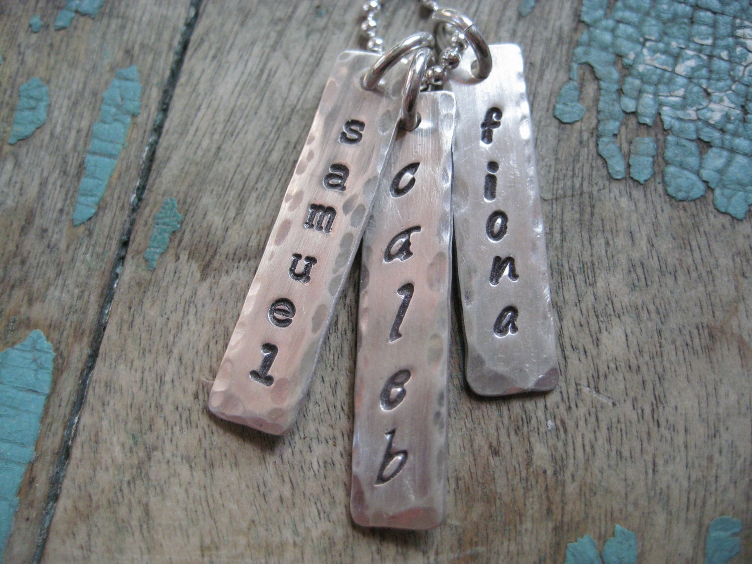 Personalisierte Gemischte Schrift Sterling Silber Hand Gestempelt Gehämmert Vertikale Namensschilder Halskette von noisycricket