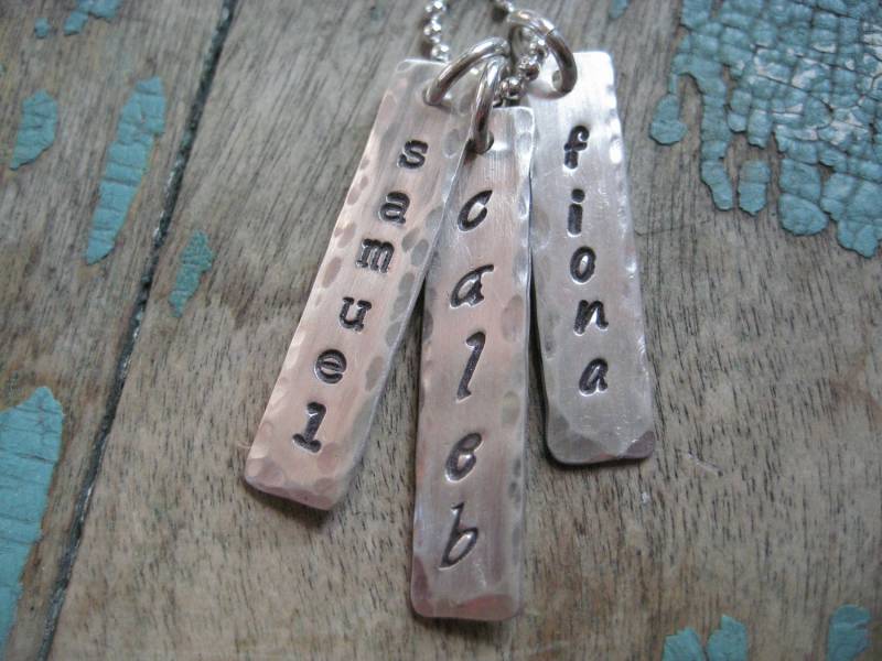 Personalisierte Gemischte Schrift Sterling Silber Hand Gestempelt Gehämmert Vertikale Namensschilder Halskette von noisycricket