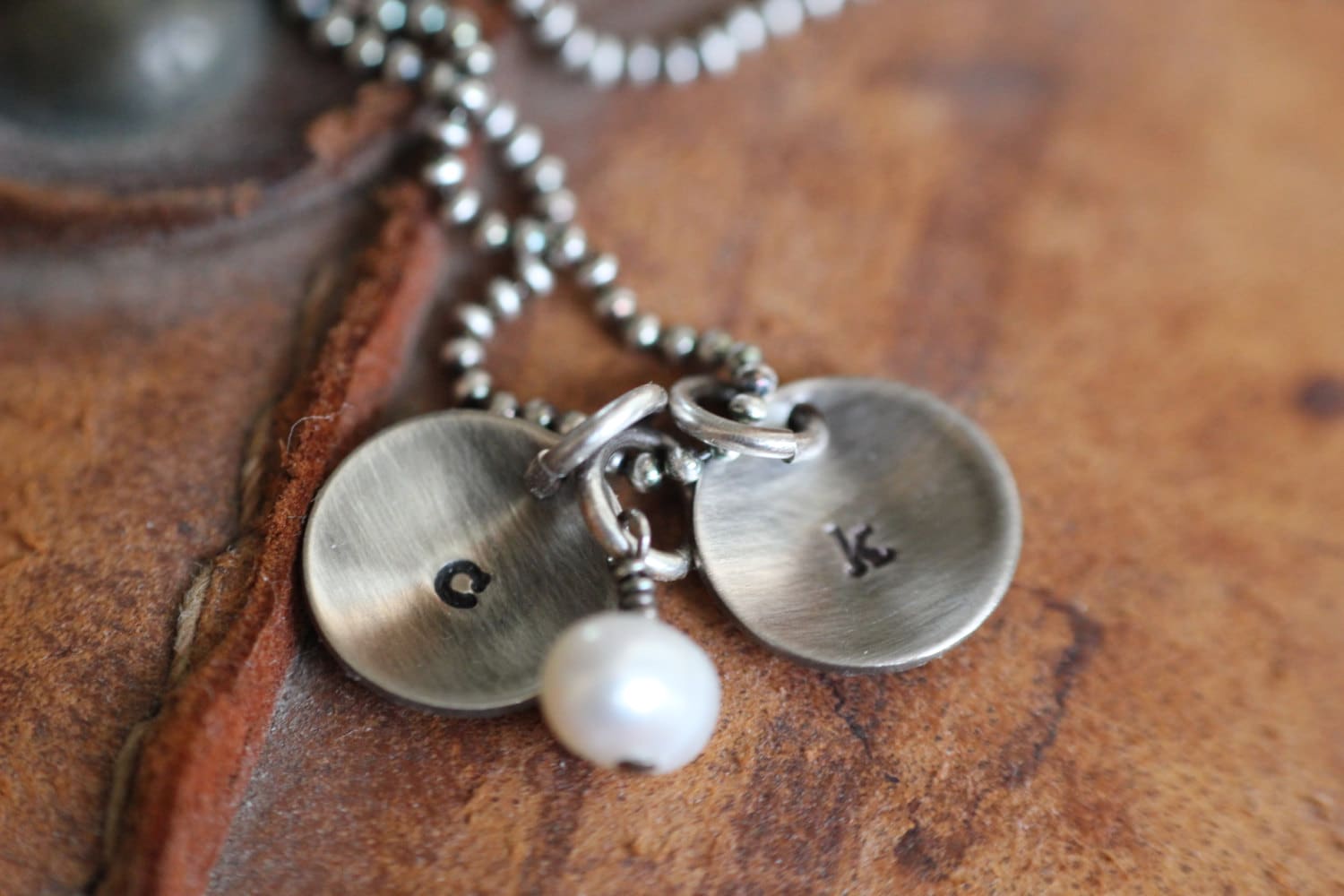 Personalisierte Rustikale Oxidierte 1/2 "sterling Silber Anfangsmonogramm Plättchen Halskette von noisycricket