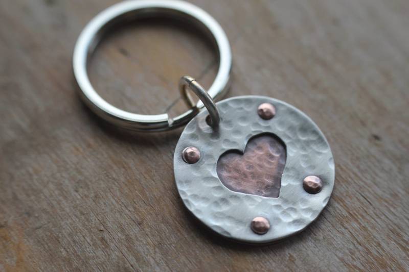 Personalisierte Rustikale Sterling Und Kupfer Herz Schlüsselanhänger, Benutzerdefinierte Handgefertigte Personalisierte Gravierte Schlüsselanhänger von noisycricket