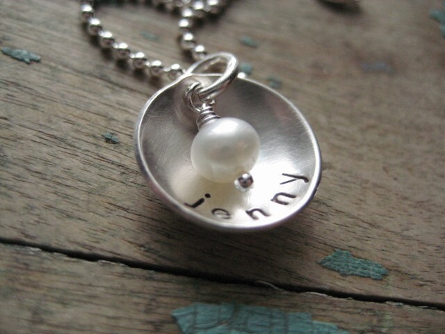 Personalisierte Sterling Silber Halskette "Kleiner Name Und Perle' von noisycricket