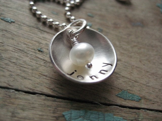 Personalisierte Sterling Silber Halskette "Kleiner Name Und Perle' von noisycricket