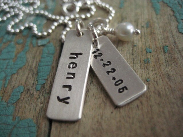 Personalisierte Sterling Silber Hand Gestempelt Namensschild Und Datum Halskette von noisycricket
