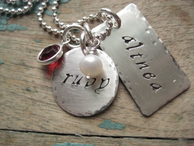 Personalisierte Sterling Silber Handgestempelt Gehämmert Anhänger Und Disc Halskette Mit Geburtssteinen von noisycricket