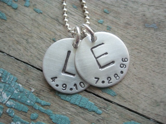 Personalisierter Schmuck, Initial Kette Mit Datum, Handgestempelte Sterling Halskette, Mom Monogramm Halskette von noisycricket