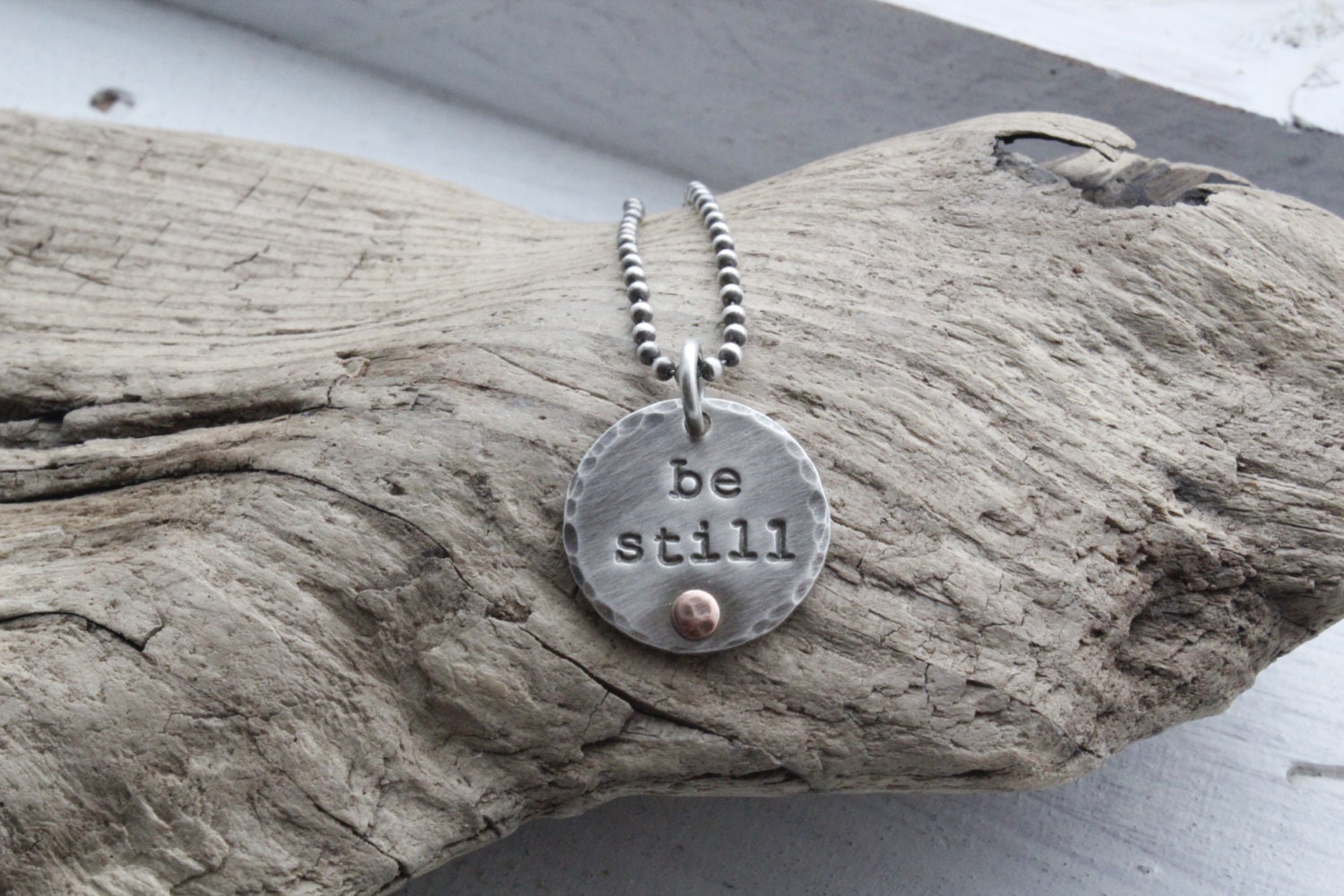 Personalisierter Schmuck, Sterling Silber "Be Still' Anhänger Halskette, Rustikale Charm Schrift Christlicher Religiös von noisycricket