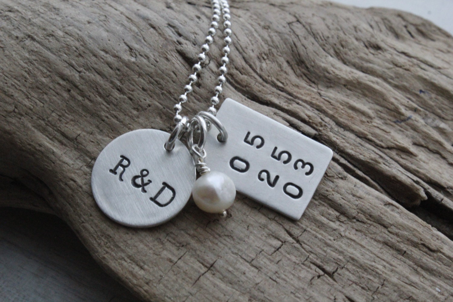 Personalisiertes Hochzeitsgeschenk, Paare Halskette, Initial Charme, Hochzeitstag Schmuck, Braut Geschenk Für Braut, Mann Frau von noisycricket