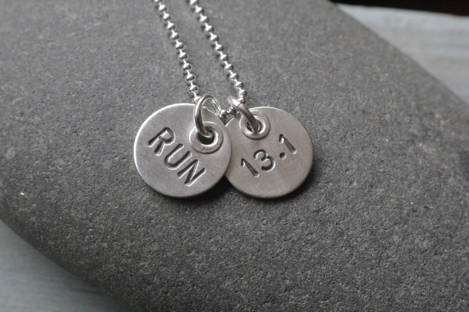 sterling Silber Halbmarathon 13.1 Halskette, Laufschmuck, Geschenk Für Läufer, Langstreckenläufer, Inspirationsschmuck, Marathonlaufschmuck von noisycricket