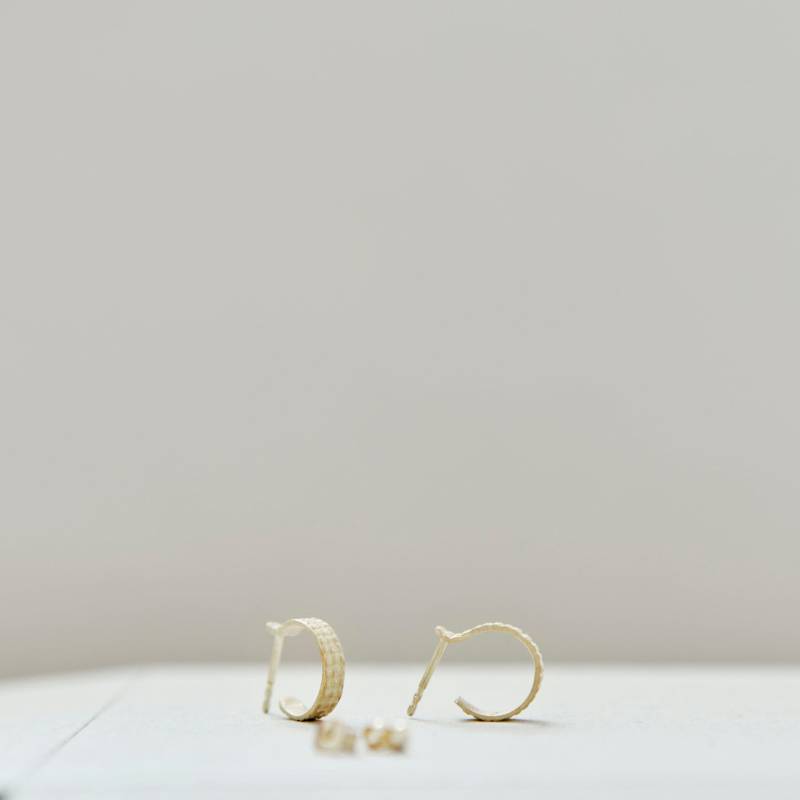 Goldohrringe Mit Relief Aus Jute von noldavrielink