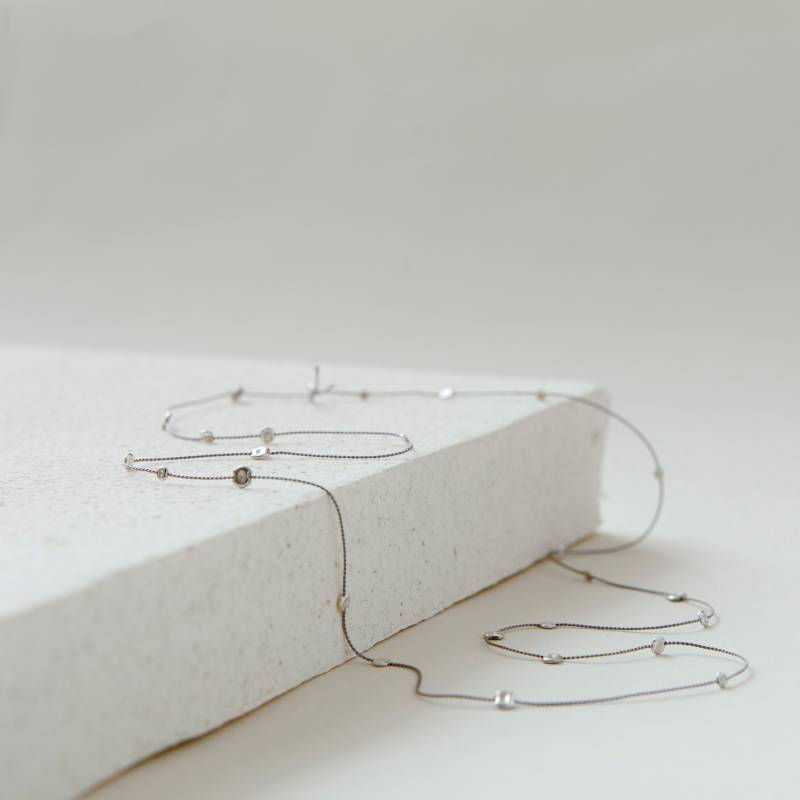 Halskette Aus Grauer Seide Mit Silbernen Perlen von noldavrielink