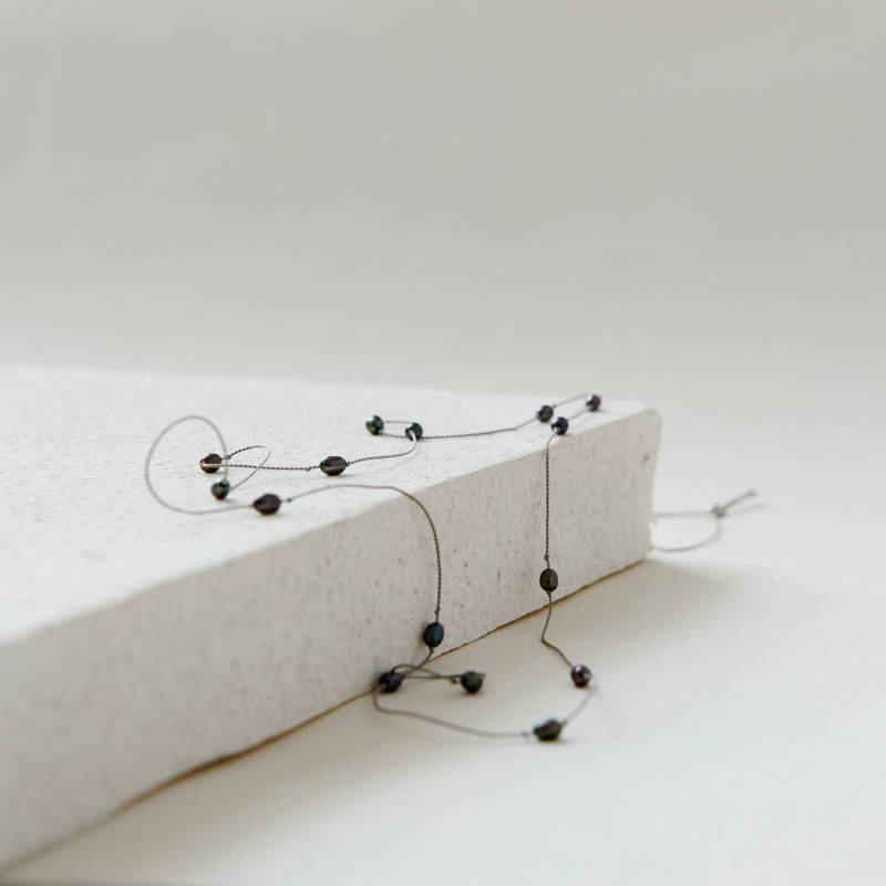 Halskette Aus Grauer Seide Mit Schwarzen Süßwasserperlen von noldavrielink