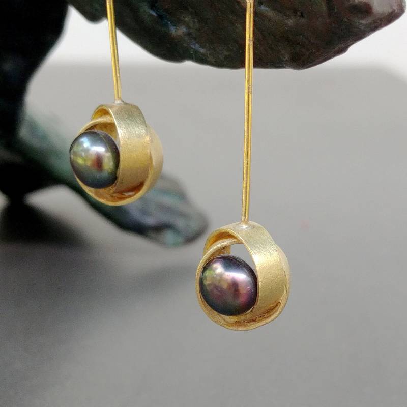 18K Gold Schwarz Perle Ohrringe Eleganter Brautschmuck von nomikaufmanjewelry