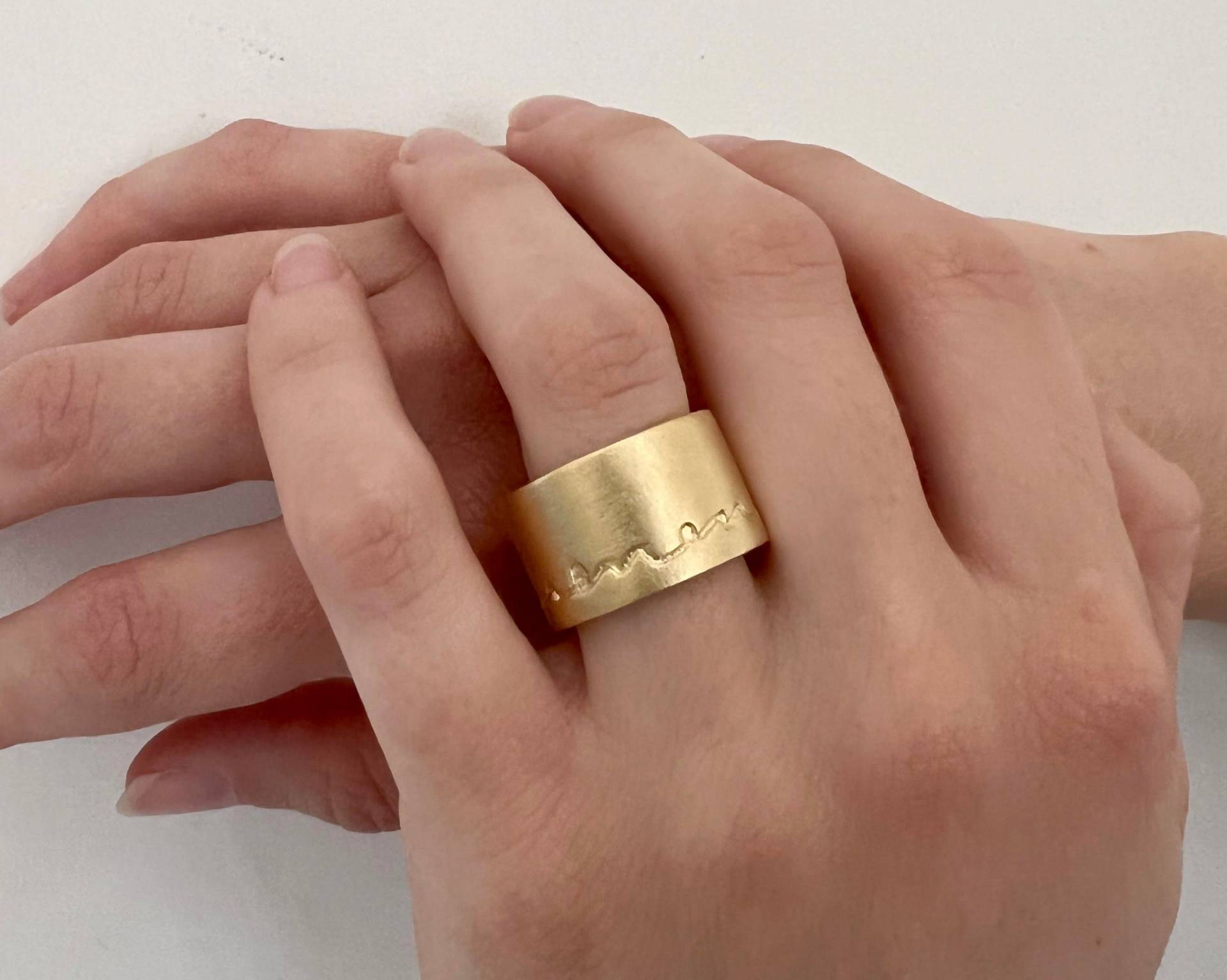 Extra Breites Zigarrenband Aus Rohgold, Strukturierter Ring 750Er Gelbgold, Gravierter Frauenring von nomikaufmanjewelry