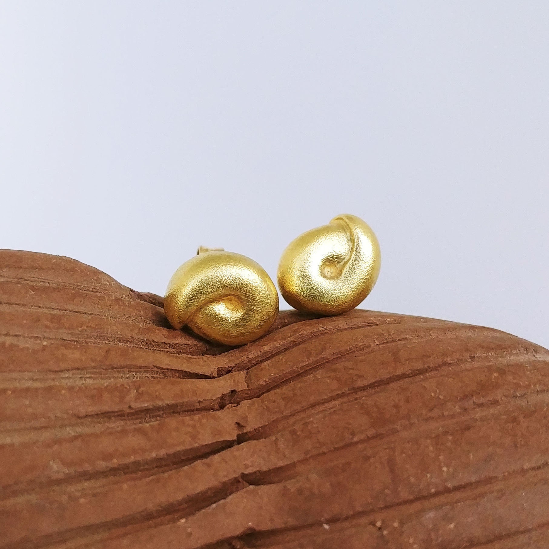 Gold Schnecke Ohrringe, 18K Ohrstecker, Ohrstecker von nomikaufmanjewelry