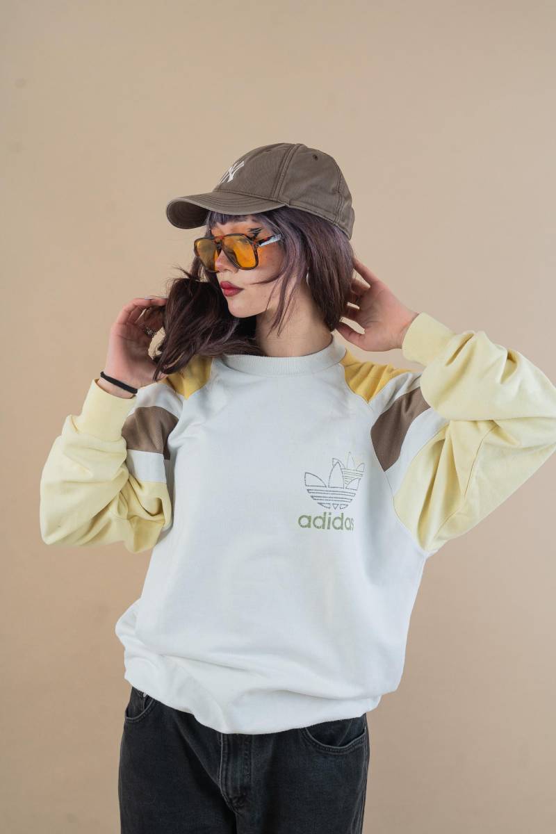 Vintage Adidas Sweatshirt Size M - L Crewneck Sweater Pullover Jumper 80S 90S White & Yellow von nonaClothingVintage