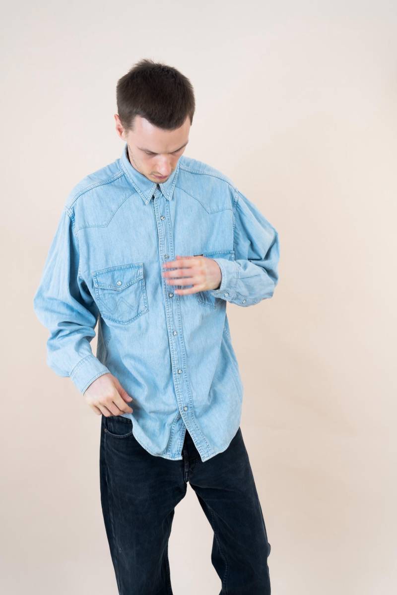 Vintage Dark Wash Denim Shirt - Classic Western Button Structured Fit With Minimal Detailing | Talbots Wrangler von nonaClothingVintage