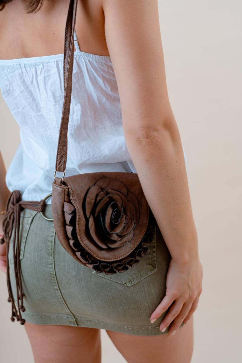 Vintage Leather Bag - Brown Round Shoulder With Flower Design | 25 cm von nonaClothingVintage