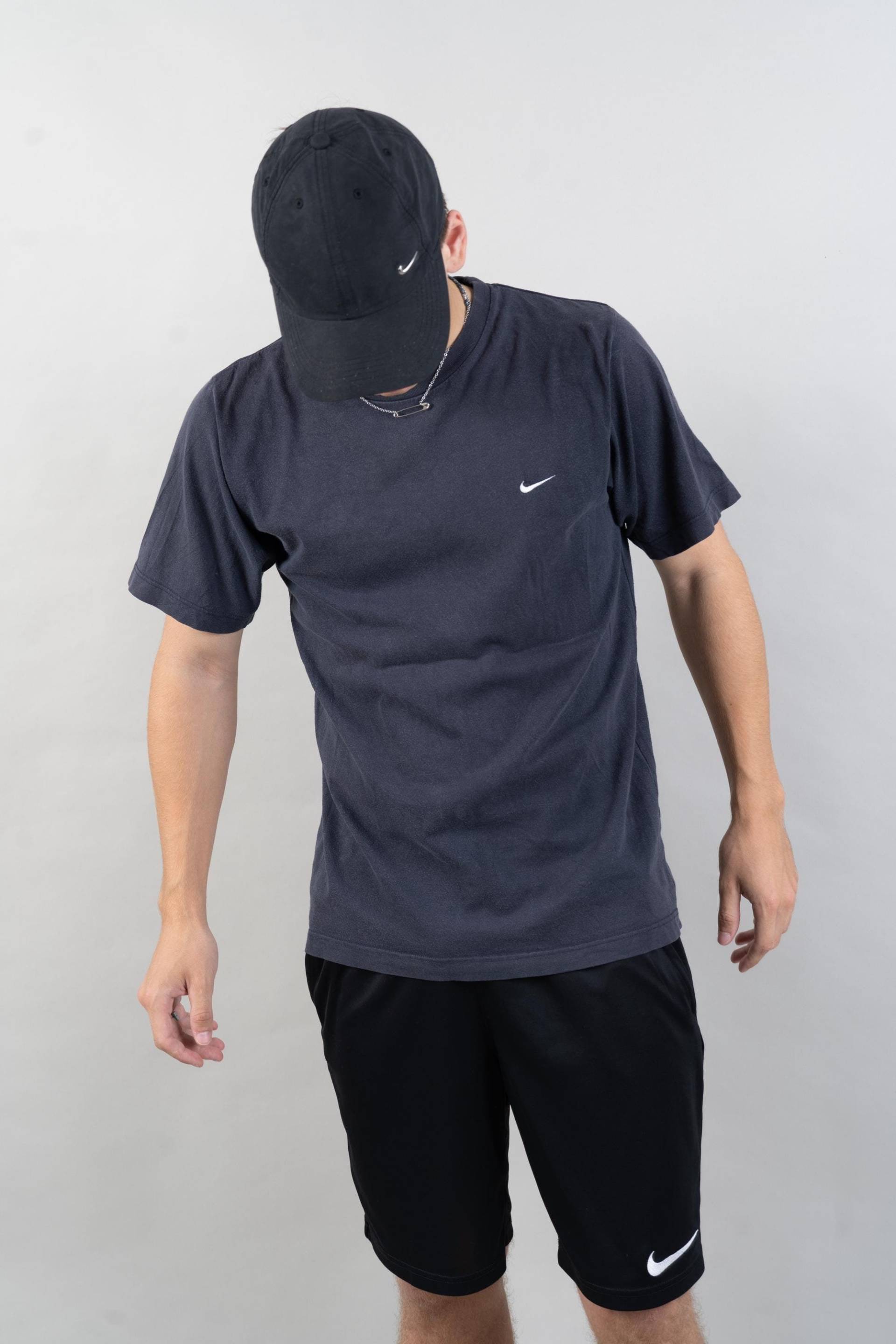 Vintage Nike Tshirt Black Size M 90S 00S Y2K Cotton Casual Basic Shirt Gender Neutral von nonaClothingVintage