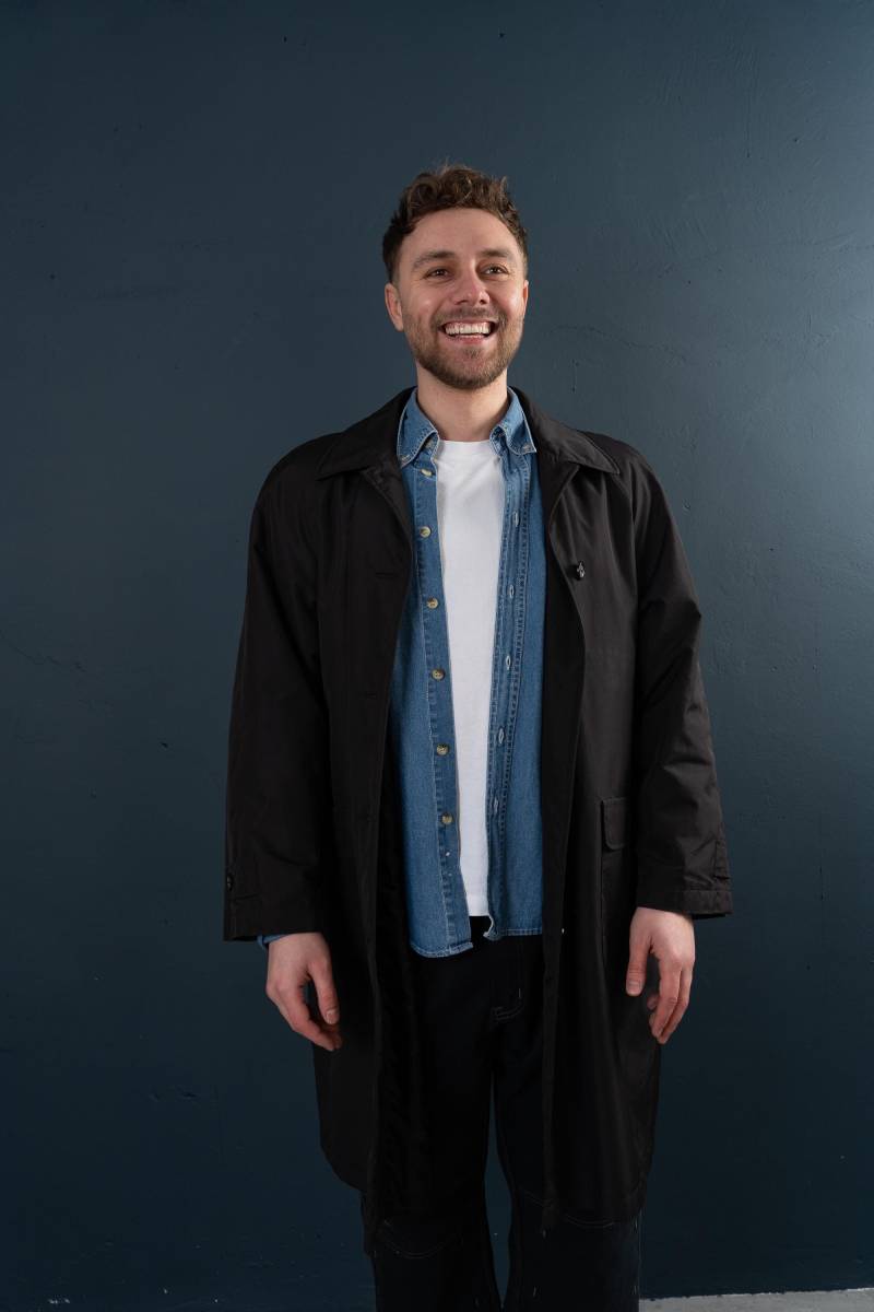 Vintage Simple Black Trench Size L English Style Elegant Coat Second Hand von nonaClothingVintage