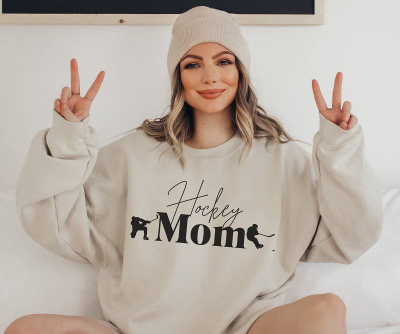 Hockey Mom Crewneck Sweatshirt Hockey Mom Crewneck Sweatshirt von noordinaryapparel