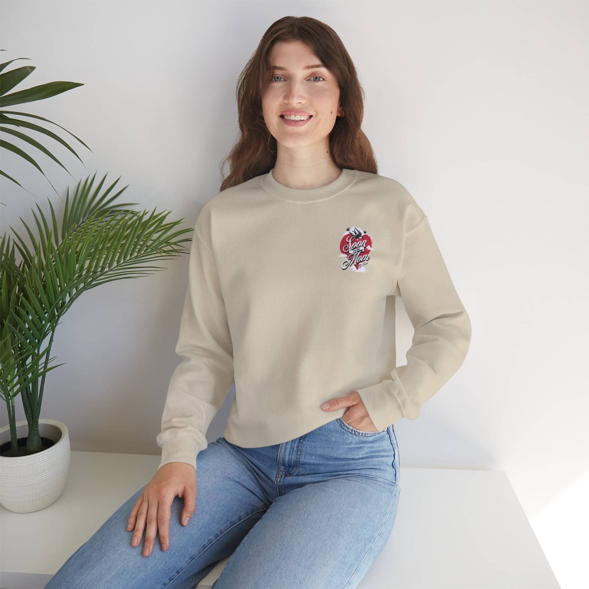 Soon To Be Mom Of Three Heavy Blend™ Crewneck Sweatshirt von noordinaryapparel