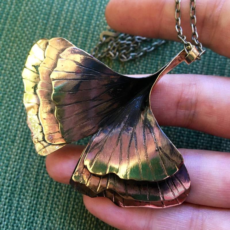 Dreifacher Ginkgo Anhänger in Bronze Oder Kupfer Mit Schwarzer Patina von noracatherine