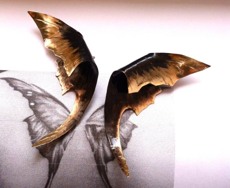 Gothic Motten Ohrringe in Bronze von noracatherine