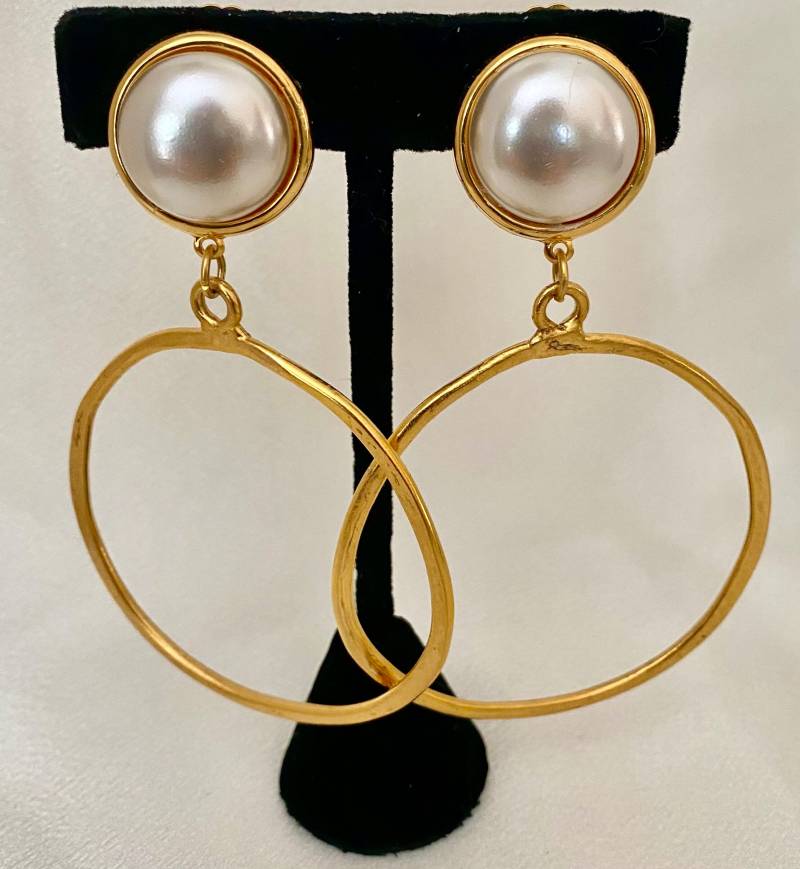 Made in Usa Durchbohrt Norma Jean Designs Vintage Golddraht Creolen Mit Perlmuttknopf Oben von normajeandesignerUS