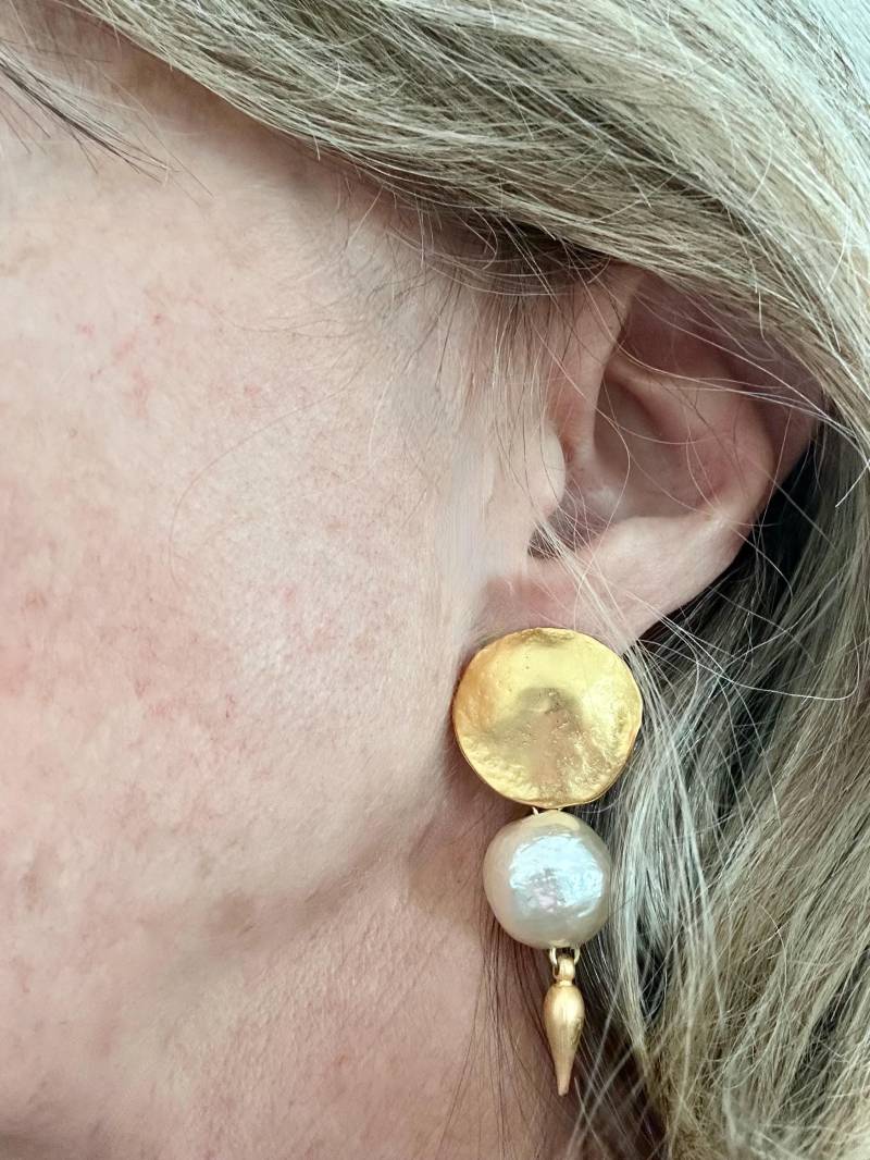 Neue Vintage Ohrhänger Mit Kleinem Knopf in Mattgold Und Einem Baumwolltropfen. Entworfen Von Norma Jean Designs Made Usa von normajeandesignerUS