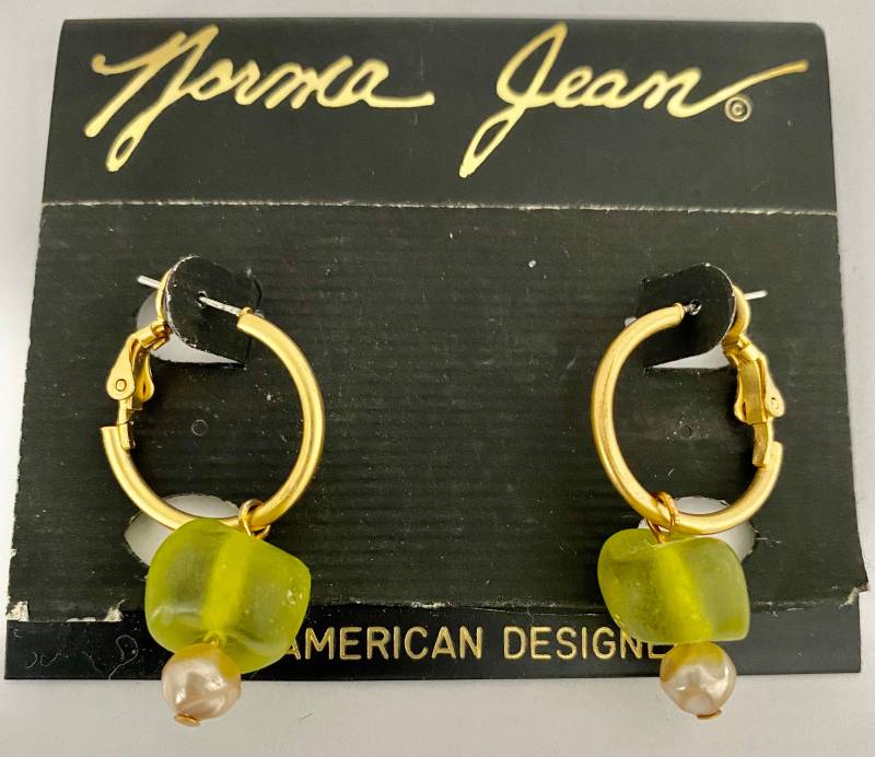 Norma Jean Designs Vintage Durchbohrte Matt Goldene Ohrringe Mit Grünem Harz Und Perlentropfen. Hergestellt in Den Usa von normajeandesignerUS